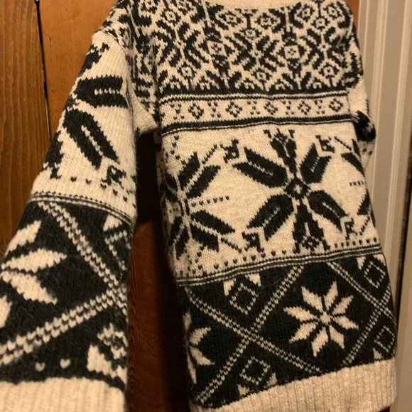 American Eagle Snowflake Sweater - Picture 6 of 13